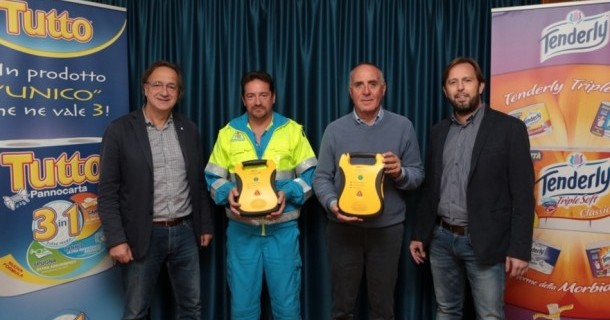 La ditta Lucart dona un defibrillatore alla Misericordia