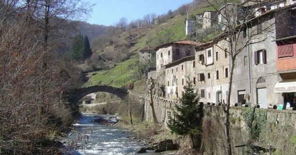 Cena in piazza a Fabbriche di Vallico