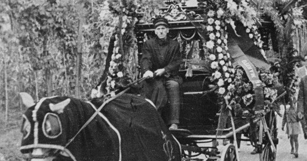 Abbiamo trovato una foto del nostro autofunebre a cavallo (costruito nel 1929)